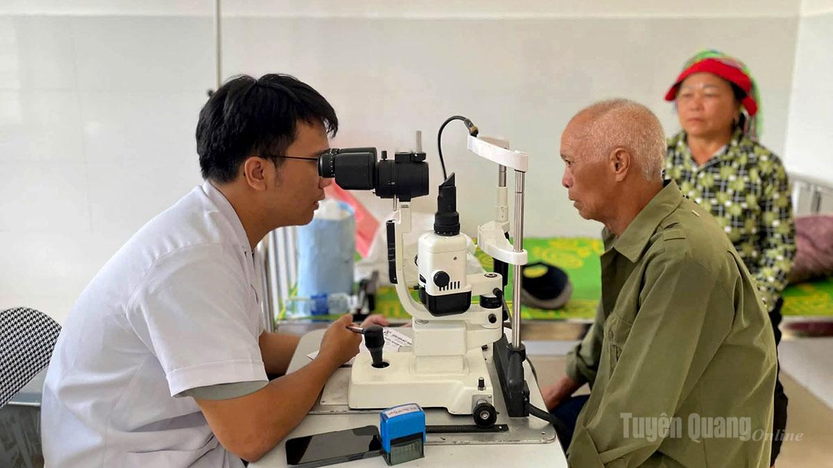 Các y bác sỹ thăm khám, sàng lọc bệnh cho người dân xã Đồng Tâm.