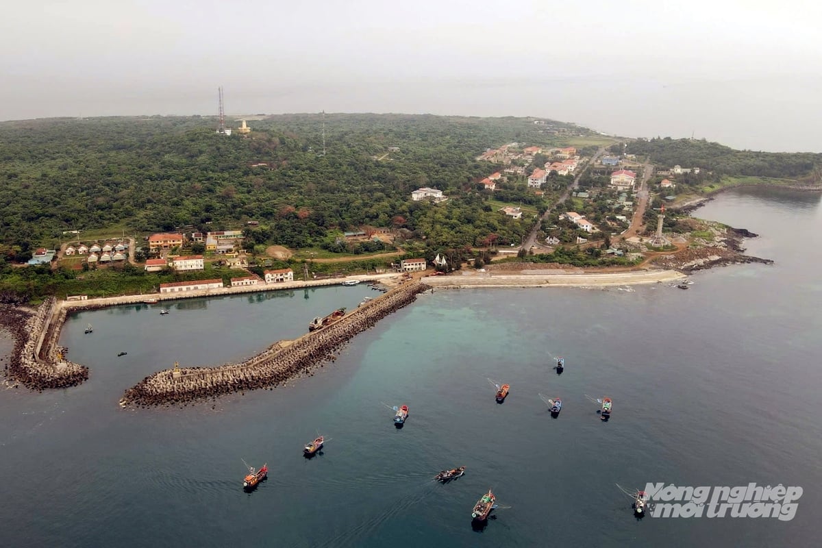 Cồn Cỏ là điểm đến hấp dẫn đối với du khách. Ảnh: Võ Dũng.