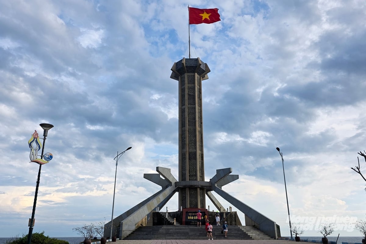 Cột cờ trên đảo Cồn Cỏ - cột mốc chủ quyền biển đảo Tổ quốc. Ảnh: Võ Dũng.