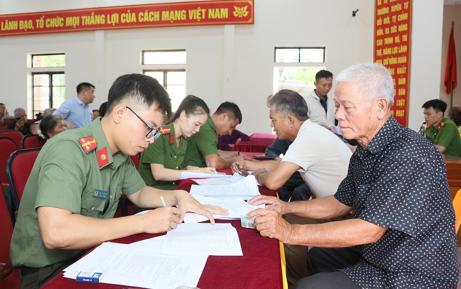 Lực lượng Công an đẩy mạnh công tác tuyên truyền, hướng dẫn đăng ký lấy mẫu ADN thân nhân liệt sĩ. (Ảnh: Cổng TTĐT Bộ Công an)