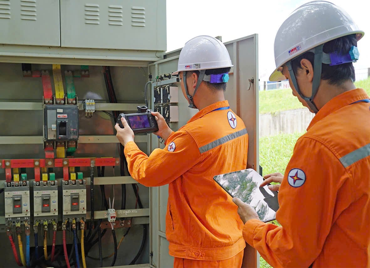 Công nhân điện lực sử dụng các thiết bị công nghệ hiện đại để kiểm tra vận hành lưới điện. Ảnh: EVNNPC.