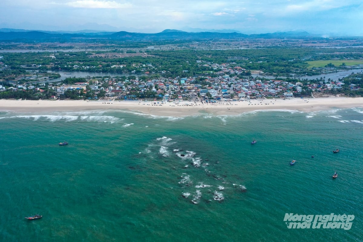 Làng chài Hà Lộc (xã Tam Xuân, TP Đà Nẵng) nhìn ra rạn san hô 64 ha ngoài biển Đông. Ảnh: Tùng Đinh.