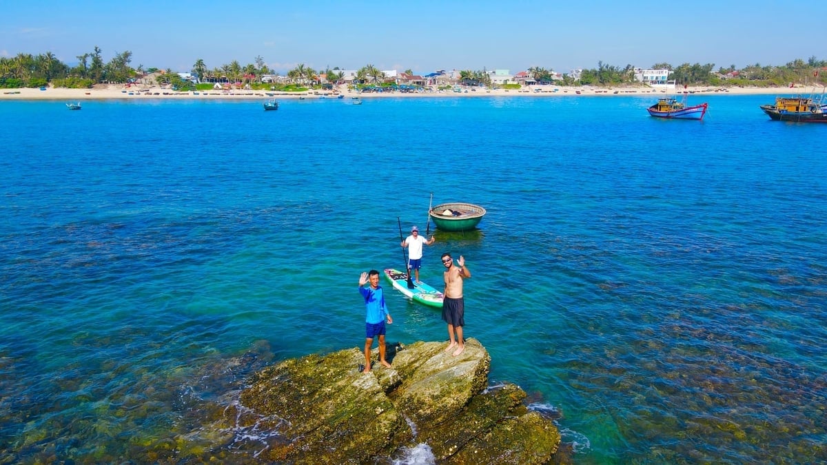 Quần thể rạn san hô tự nhiên là nơi trú ngụ và là bãi sinh sản tự nhiên của các loài hải sản. Ảnh: Tùng Đinh.