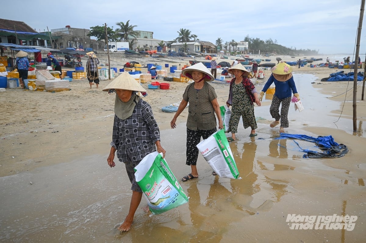 Người dân Hà Lộc đã tự giác đi dọn rác, bảo vệ môi trường biển. Ảnh: Tùng Đinh.