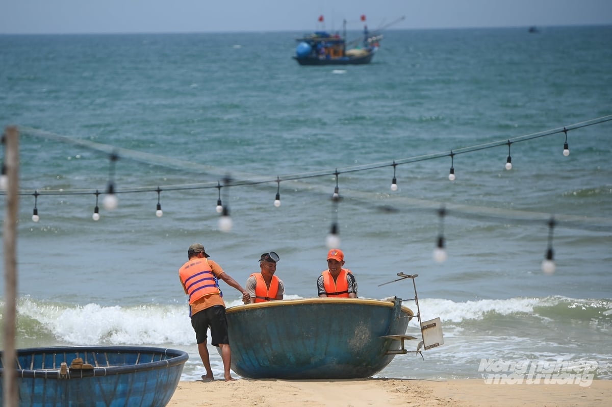Một chuyến tuần tra bảo vệ rạn Bà Đậu của nhóm ngư dân thôn Hà Lộc. Ảnh: Tùng Đinh.