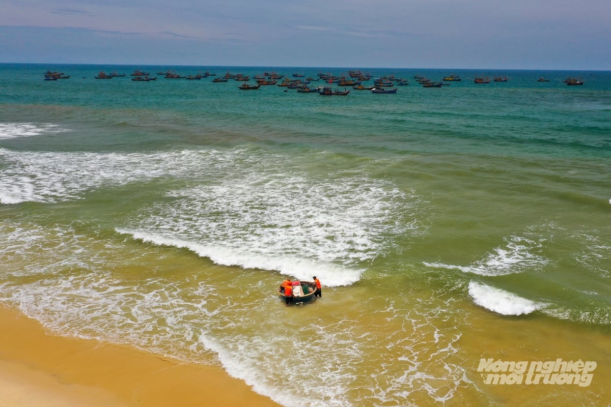 Mỗi tuần một lần, cuộc tuần tra 64 ha mặt nước được cộng đồng đồng quản lý thực hiện, bền bỉ 5 năm qua. Ảnh: Tùng Đinh.