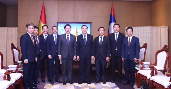 Le vice-ministre Bui Hoang Phuong rend une visite de courtoisie au vice-Premier ministre et ministre de l'Éducation et des Sports du Laos - Photo 2.