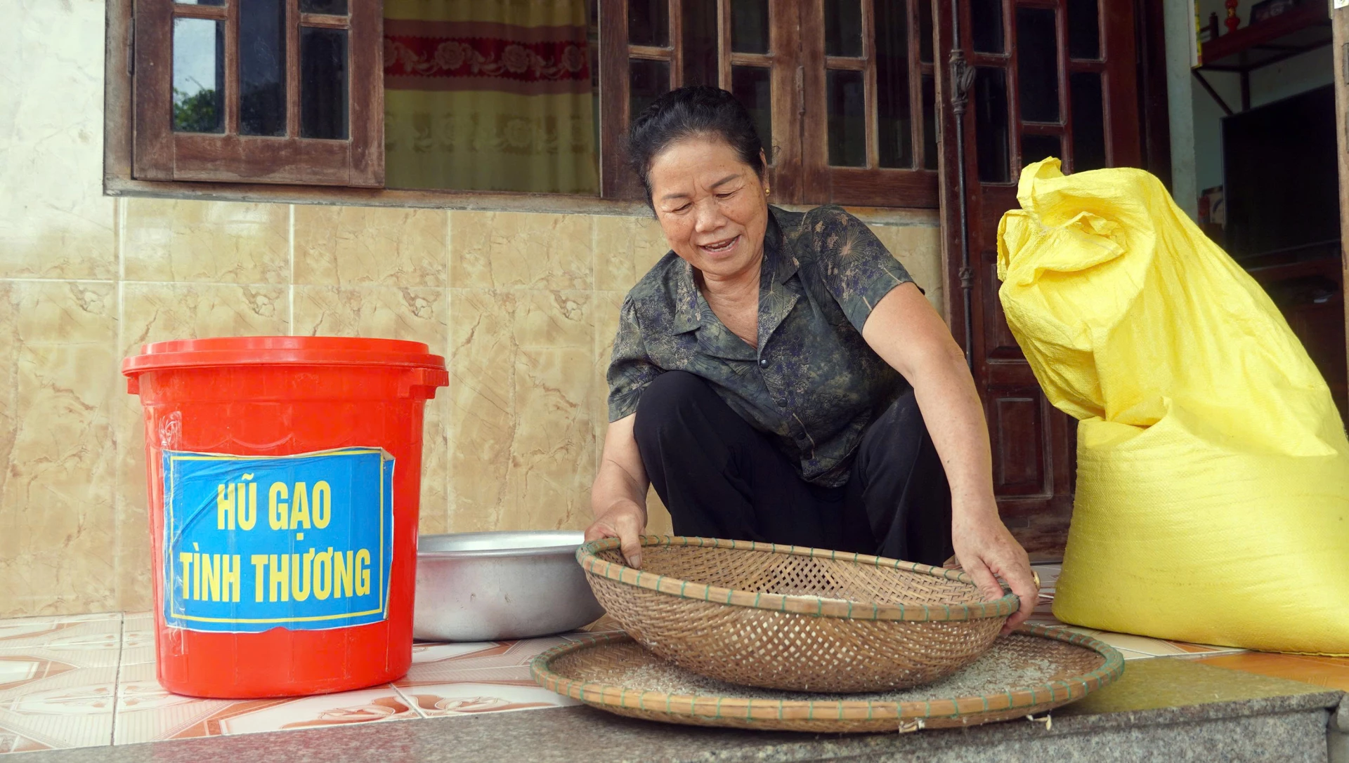 Bà Bùi Thị Lường chuẩn bị gạo để tặng những hoàn cảnh khó khăn - Ảnh: C.M