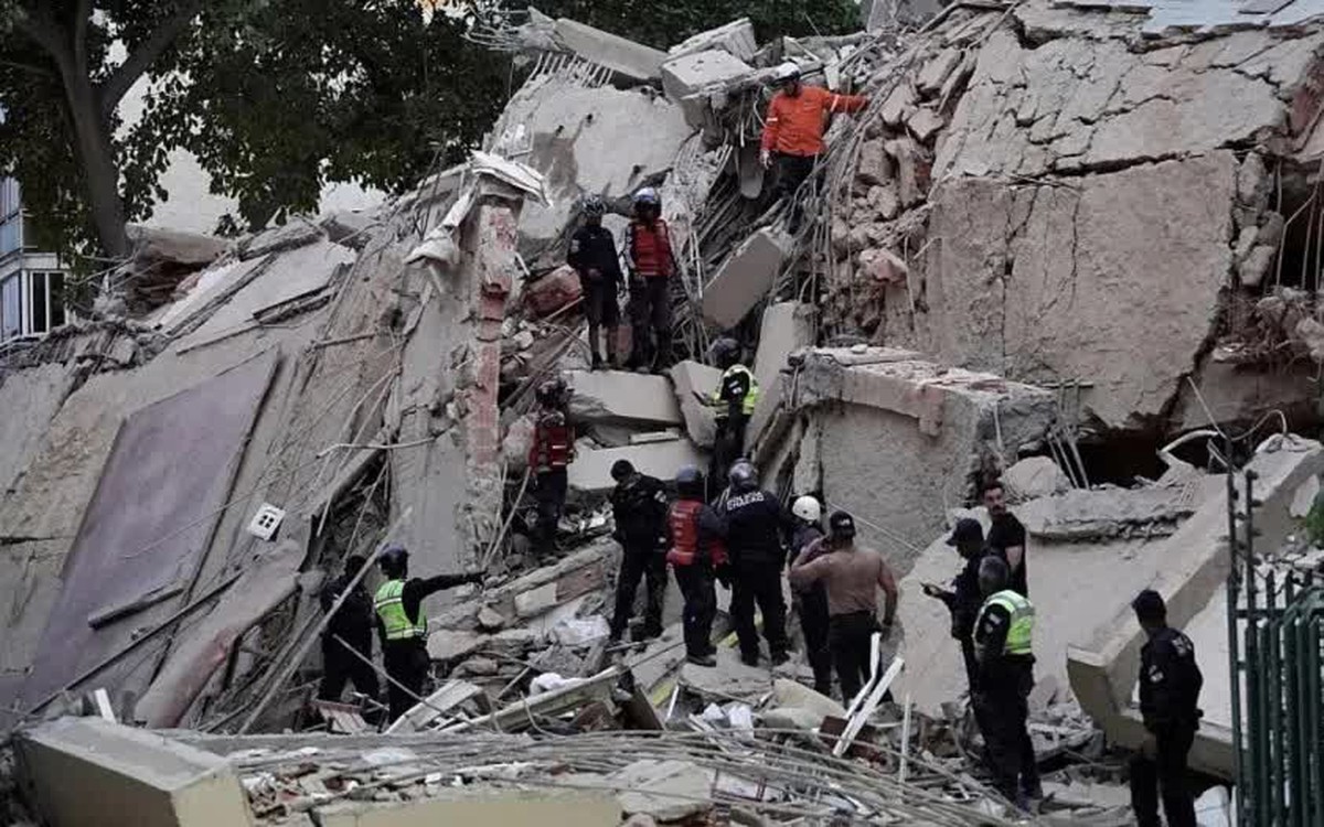 Um duplo terremoto na Venezuela deixou pelo menos 32 mortos e 700 feridos.