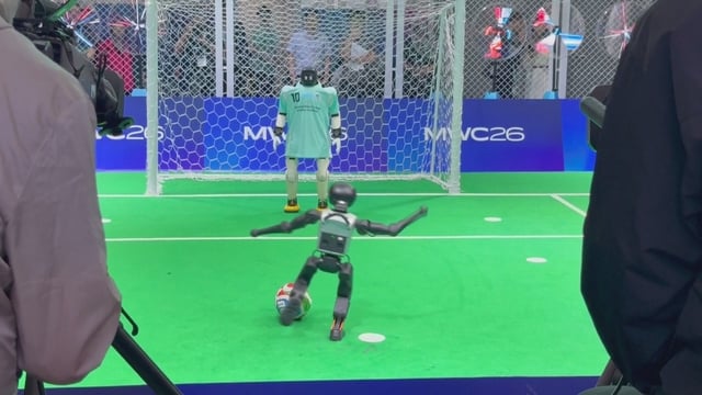 Trung Quốc: Robot tham gia cuộc thi đá phạt đền - Ảnh 1.