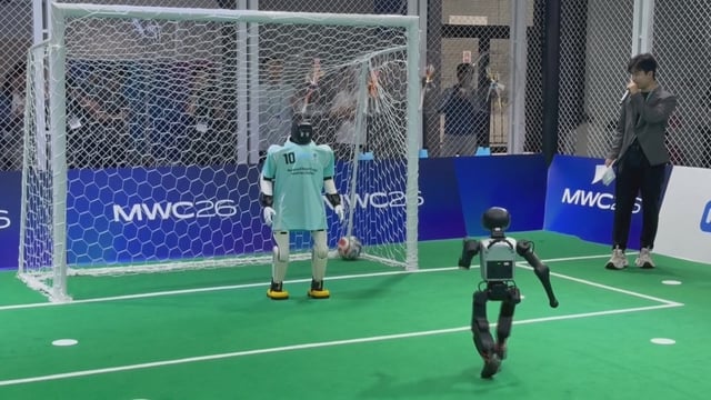 Trung Quốc: Robot tham gia cuộc thi đá phạt đền - Ảnh 2.
