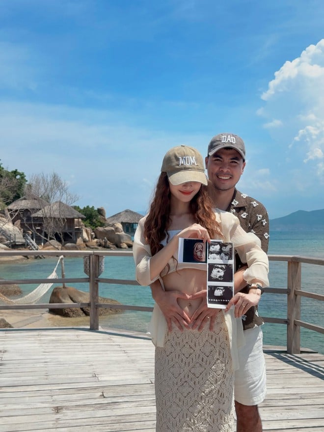 MC Huyen Trang berkongsi kegembiraannya kerana menjadi seorang ibu buat kali pertama dan menamakan bayinya Mica - Foto 1.