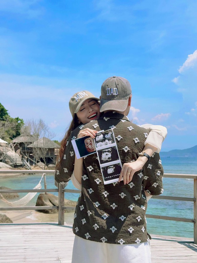 MC Huyen Trang berkongsi kegembiraannya kerana menjadi seorang ibu buat kali pertama dan menamakan bayinya Mica - Foto 2.