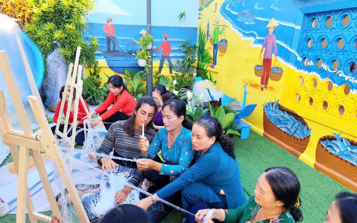 Mô hình “Phụ nữ Long Thủy giữ hồn nghề biển” ra mắt tại Đắk Lắk nhằm bảo tồn nghề đan lưới truyền thống và phát triển du lịch trải nghiệm cộng đồng.