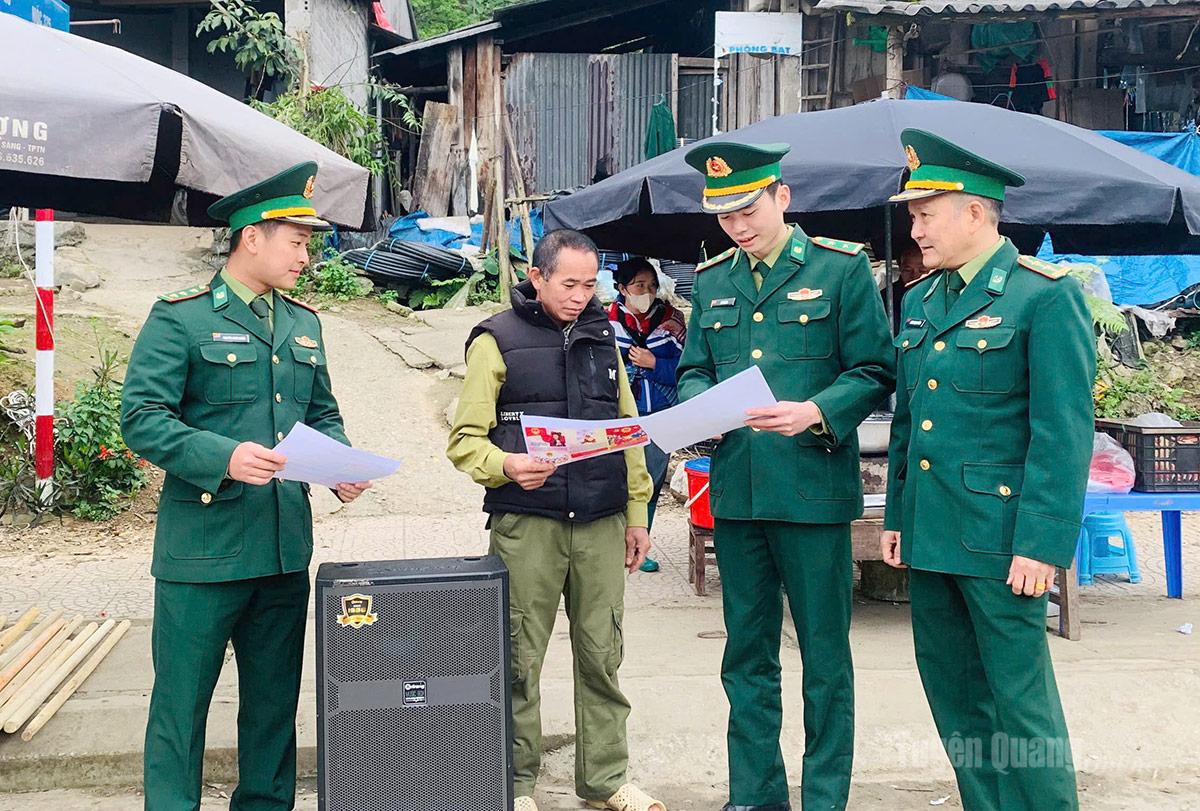 Pegawai dari Balai Pengawal Sempadan Nghia Thuan sedang menyebarkan maklumat dan membimbing penduduk tempatan tentang cara mengakses dan menggunakan perkhidmatan digital.