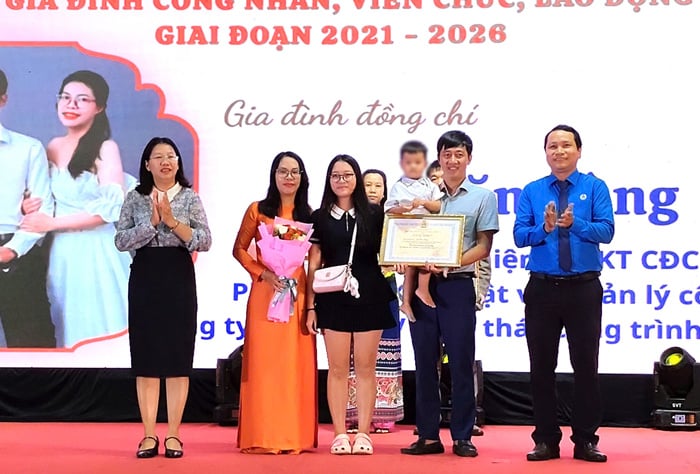 Die Gewerkschaft spricht der Familie ihres Mitglieds Le Van Hung ihr Beileid aus. Foto: Thanh Tuan
