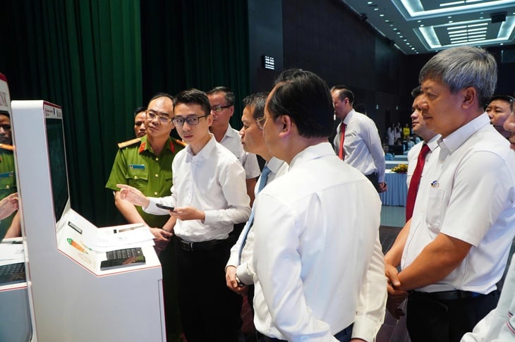 Da Nang eröffnet 11 digitale öffentliche Servicestationen für die Bürger - Foto 1.