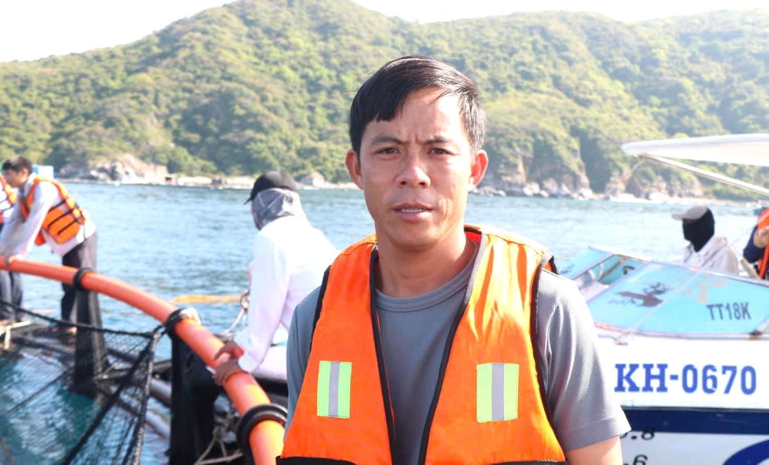 Anh Vũ Khắc Mười cho biết, nuôi cá chim vây vàng bằng lồng HDPE rất hiệu quả, an toàn. Ảnh: KS.