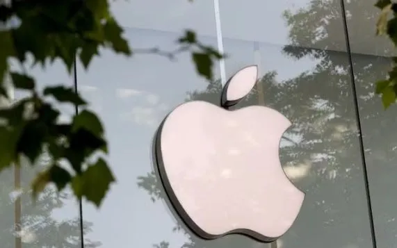Biểu tượng Apple tại cửa hàng ở Brussels, Bỉ. (Ảnh: THX/TTXVN)