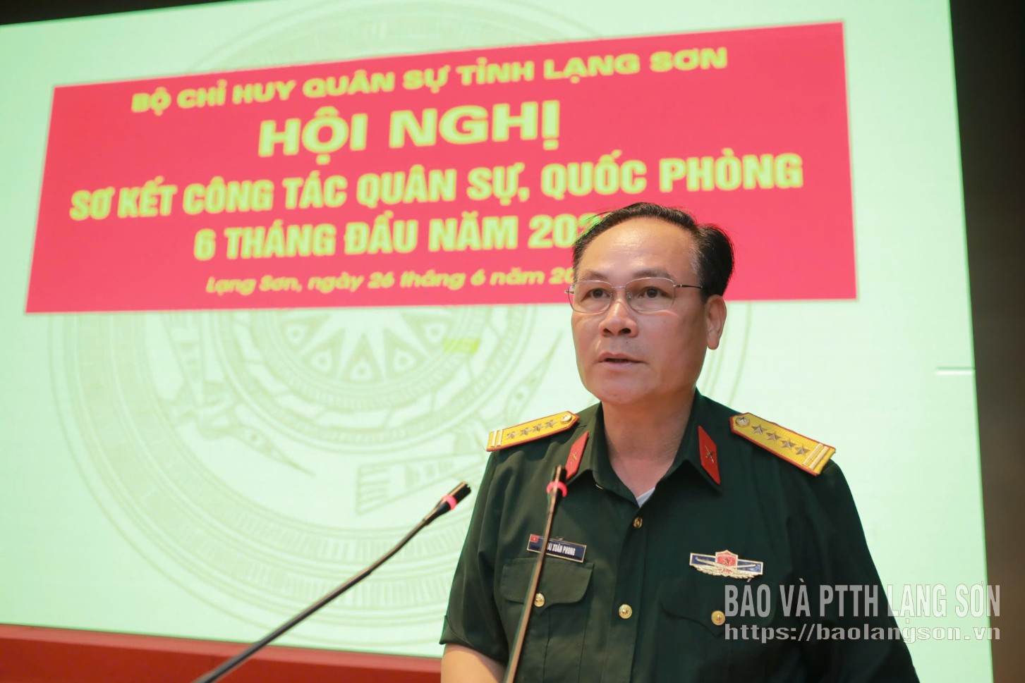 O Coronel Mai Xuan Phong, Comandante do Comando Militar Provincial, fez um discurso na conferência.