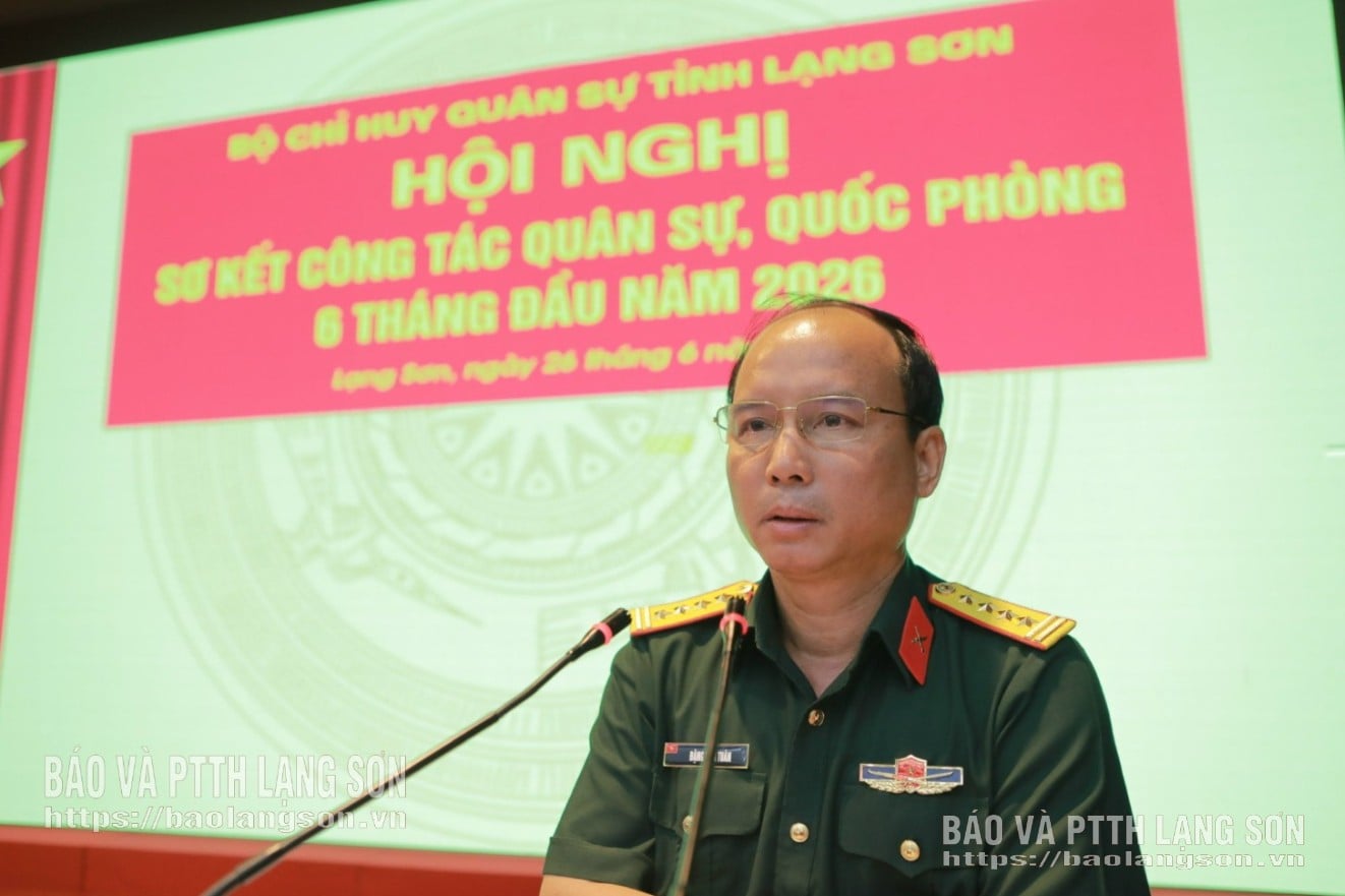 O Coronel Dang Van Tuan, Vice-Chefe do Estado-Maior da Região Militar 1, proferiu um discurso diretivo na conferência.
