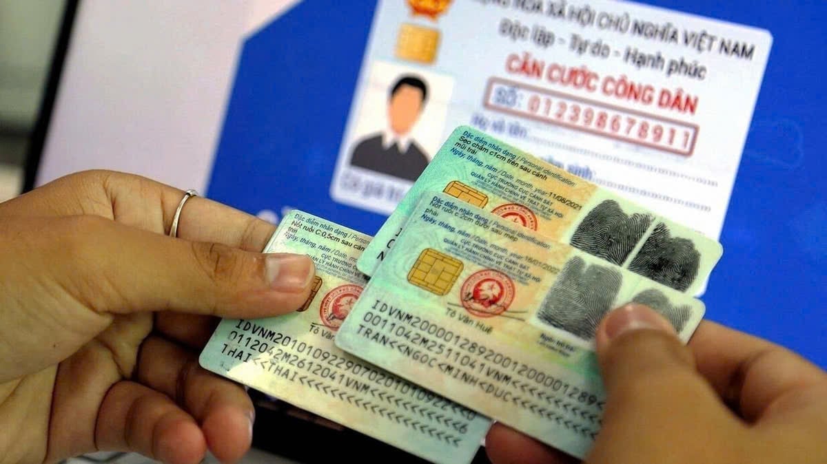 Luật bổ sung việc nghiêm cấm yêu cầu công dân xuất trình giấy tờ đã được tích hợp vào căn cước điện tử, ứng dụng định danh quốc gia để giải quyết thủ tục hành chính. Ảnh: NNMT.