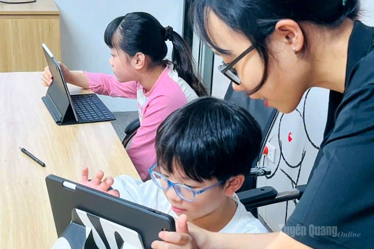 During the summer holidays, the amount of time children spend in front of electronic devices often increases dramatically.