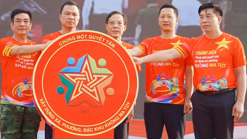 Lãnh đạo tỉnh Thanh Hóa cùng các đại biểu thực hiện nghi thức hưởng ứng.