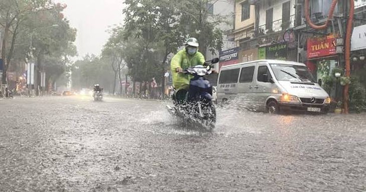 Cảnh báo dông lốc nội thành Hà Nội- Ảnh 1.