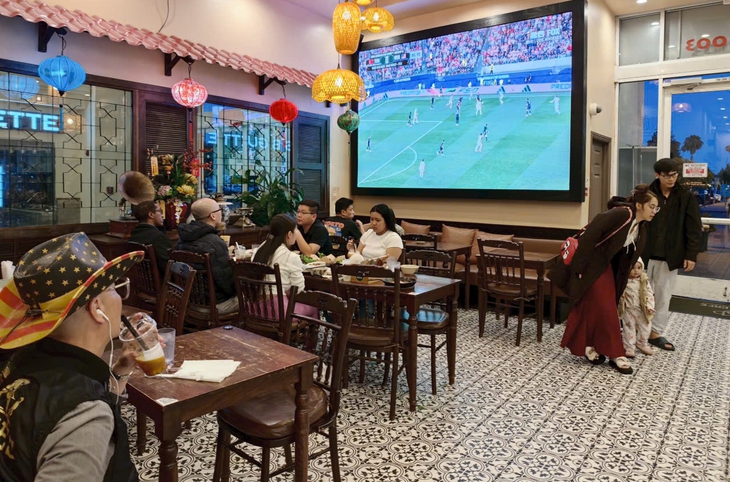 Huyên náo quán phở San Jose - Ảnh 1.