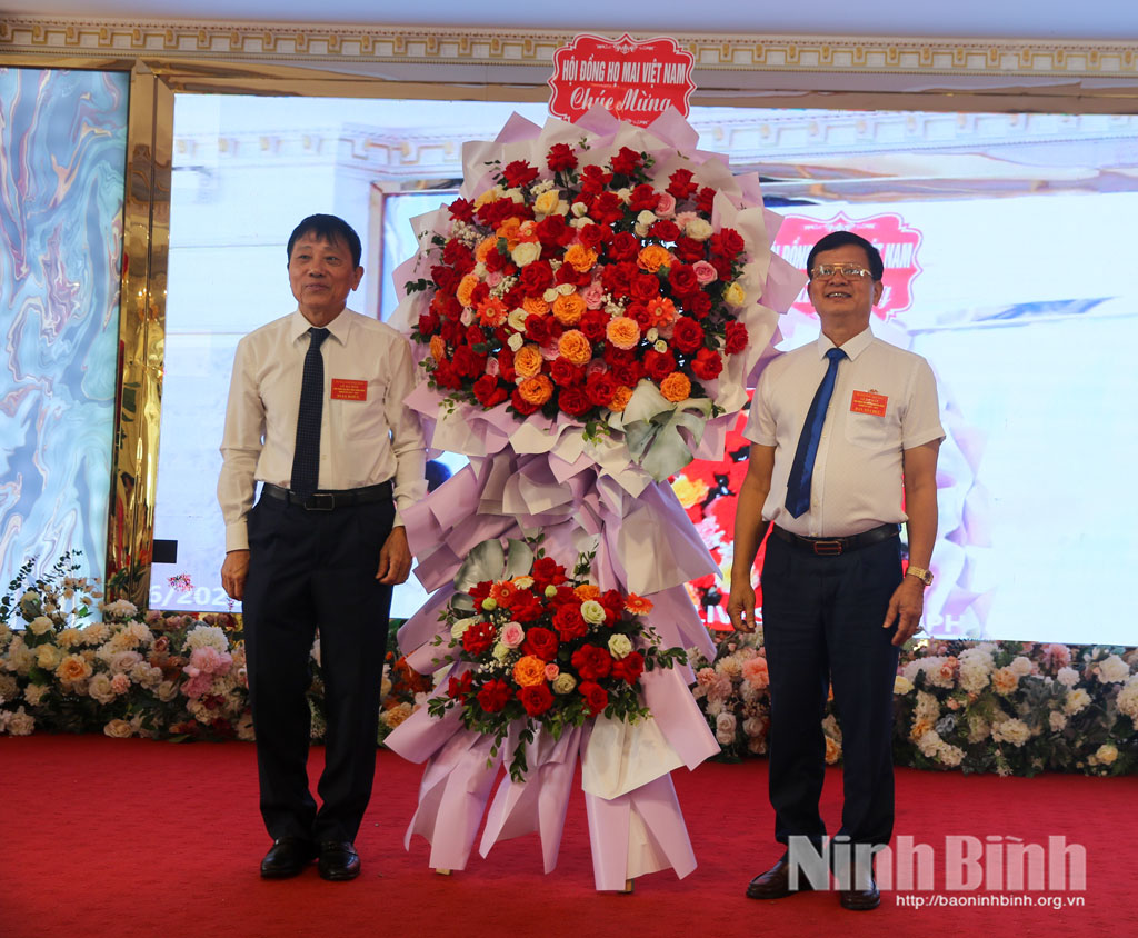 Đại diện Hội đồng họ Mai Việt Nam tặng hoa chúc mừng đại diện Hội đồng họ Mai tỉnh Ninh Bình.