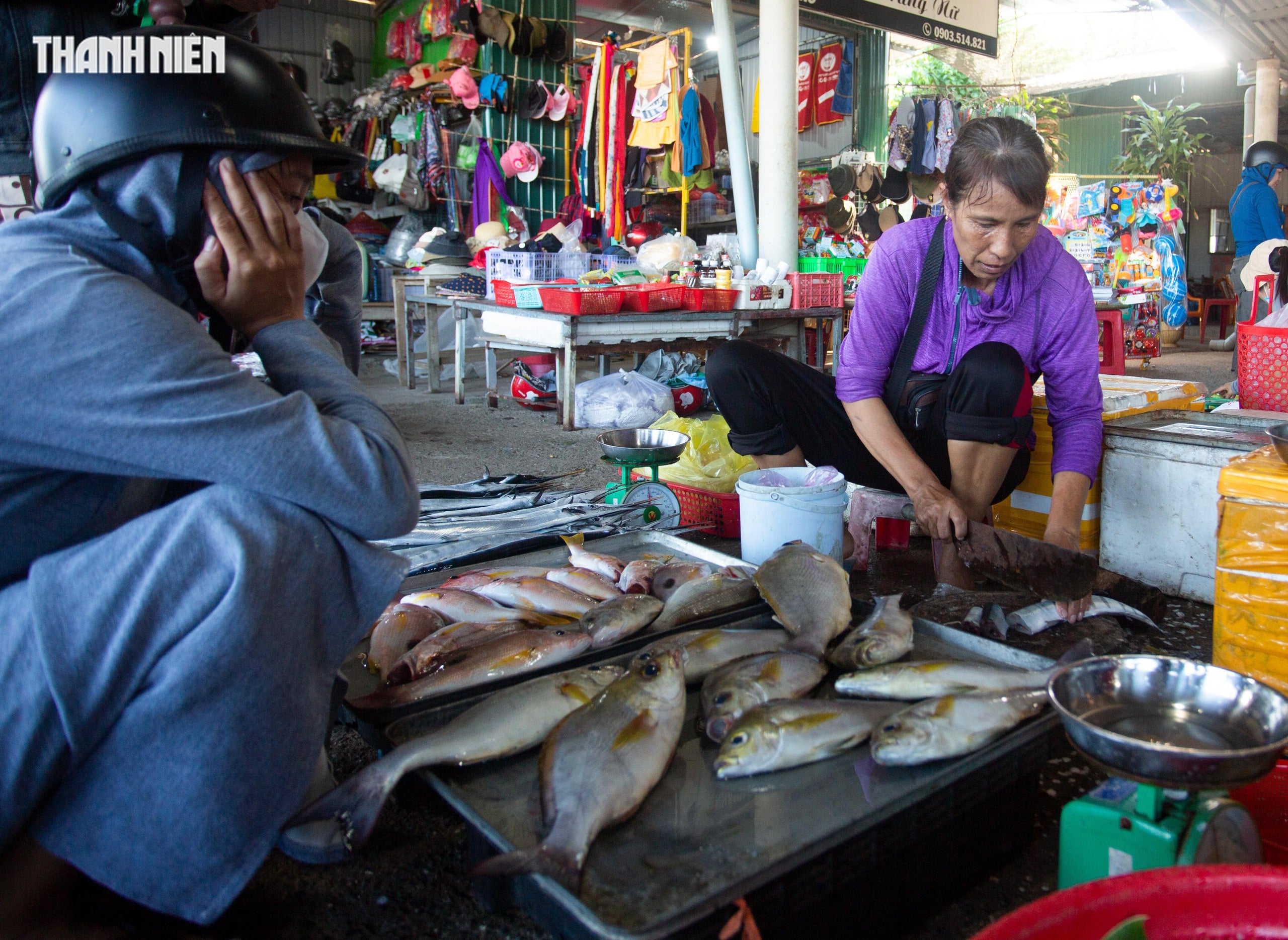 Gallery - Cua Tung fish market is bustling with tourists 'waiting' to buy fresh seafood. - image 11