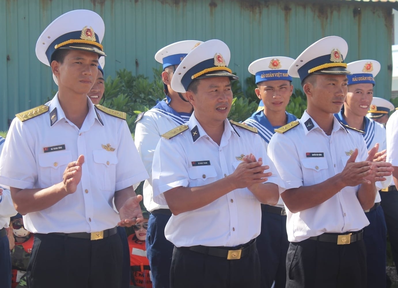 Đỗ Văn Thanh (giữa) - cán bộ công tác trên đảo Sơn Ca năm 2019. Ảnh: Việt Hải.
