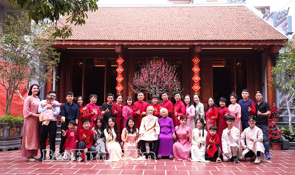 ក្រុមគ្រួសារ​របស់លោក ង្វៀន សួន គួ និង​អ្នកស្រី ង្វៀន ធី ឈីន បានប្រមូលផ្តុំគ្នា​នៅជុំវិញ​វត្ត​ដូនតា។