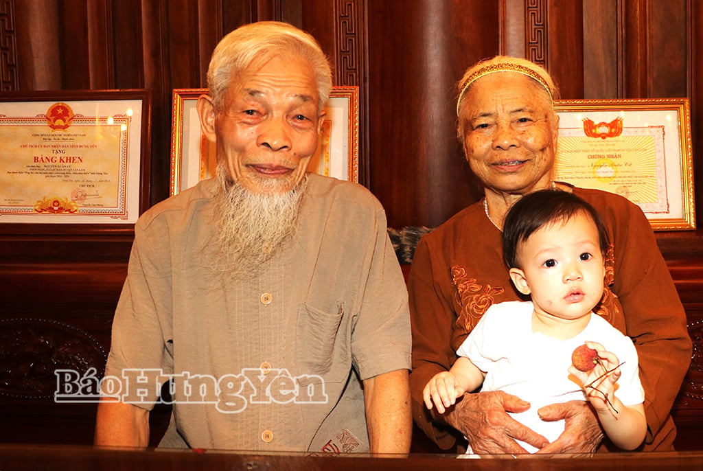 លោក ង្វៀន សួន គួ និងលោកស្រី ង្វៀន ធី ឈីន ជាមួយចៅទួតរបស់ពួកគេនៅក្នុងវត្តដូនតា។