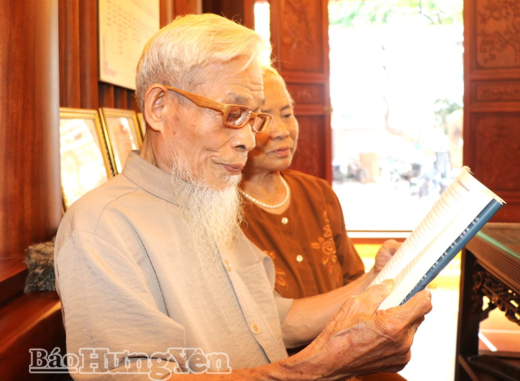 ទោះបីជាមានវ័យចំណាស់ក៏ដោយ លោក ង្វៀន សួន គួ និងលោកស្រី ង្វៀន ធី ឈីន នៅតែរក្សាទម្លាប់អានសៀវភៅ និងកាសែត ដើម្បីតាមដានព័ត៌មាន និងរក្សាស្មារតីរបស់ពួកគេឲ្យមុតស្រួច។