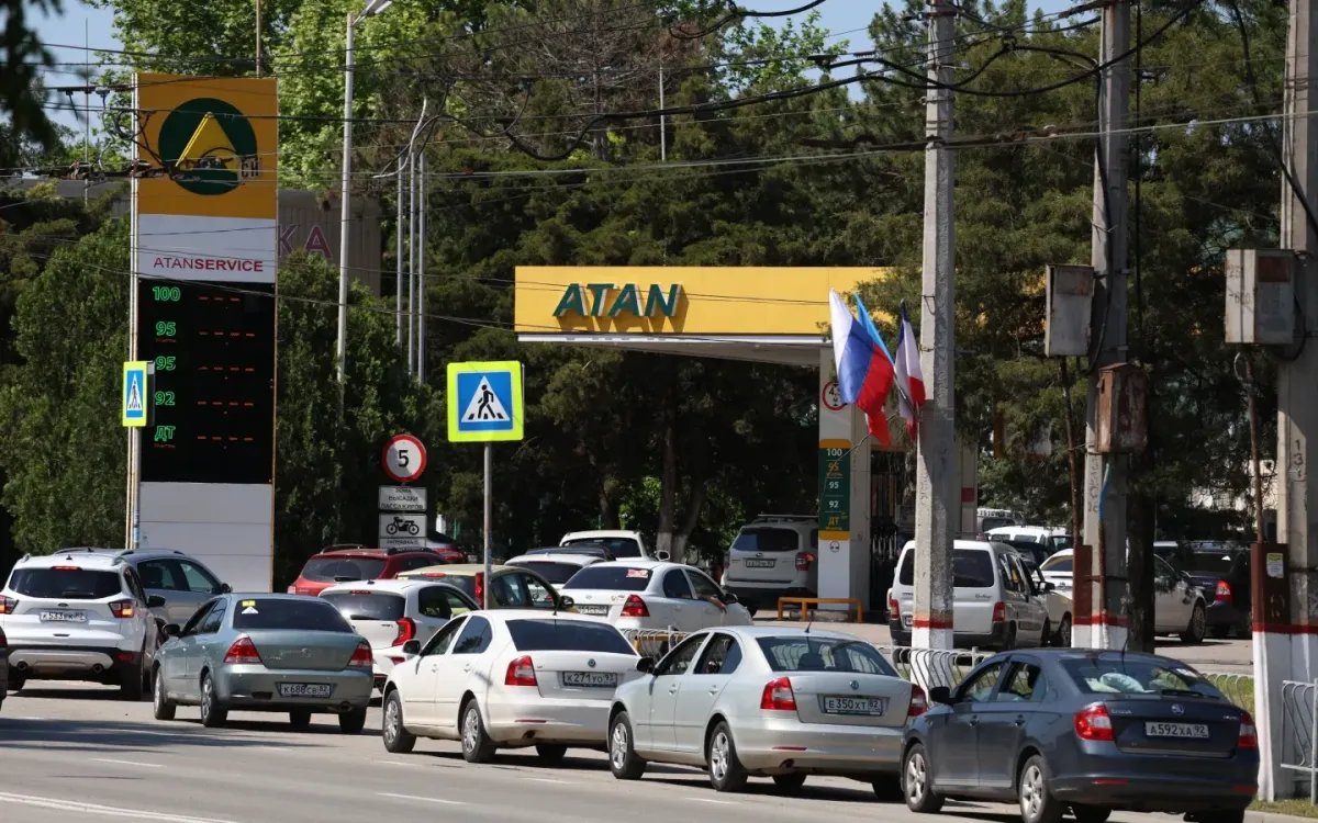 Ô tô xếp hàng tại một trạm xăng ở Simferopol, Crimea, ngày 12/6/2026. (Ảnh: AP)