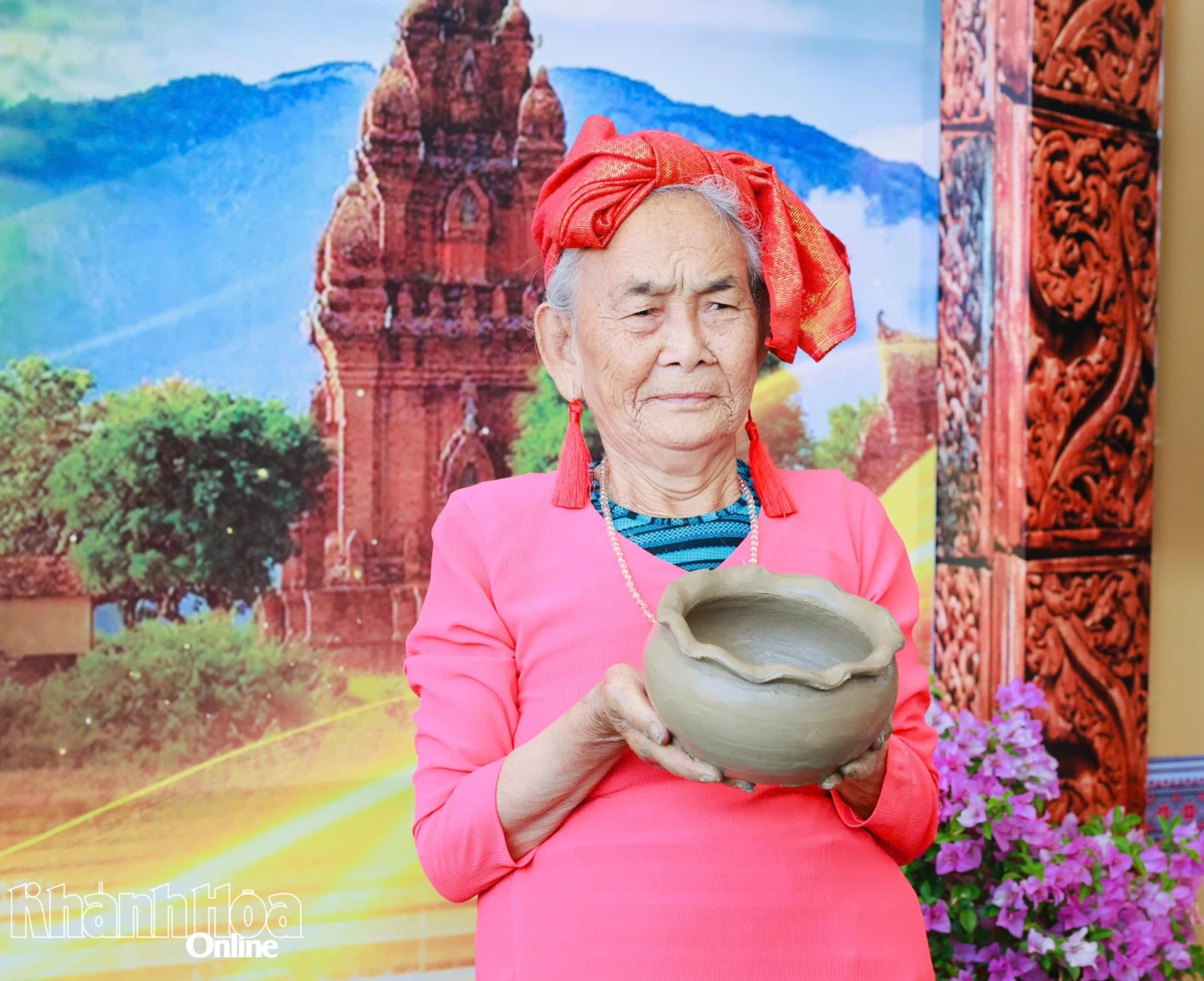Kunsthåndværkeren Truong Thi Gach præsenterer et Cham-keramikprodukt, som hun selv har lavet, på festivalen.