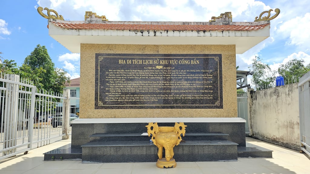 bia,di,tich,lich,su,khu,vuc,cong,ban,nam,ben,duong,tinh,833,17525728.jpg