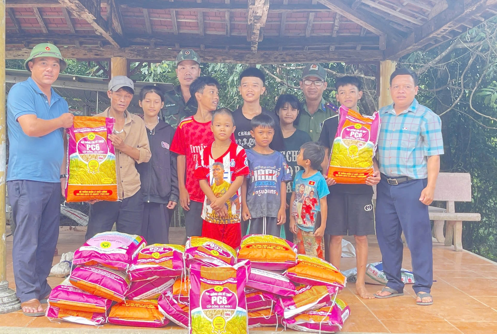 Đại diện Công ty Giống cây trồng Quảng Bình trao hỗ trợ giống lúa chất lượng cao cho bà con tại bản Đoòng. Ảnh: T. P.