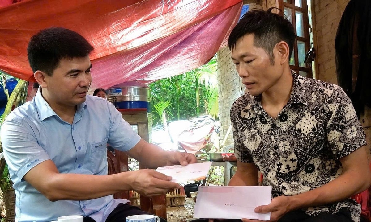 Lãnh đạo xã Bắc Quang, tỉnh Tuyên Quang thăm hỏi, động viên gia đình 2 cháu bé bị đuối nước. Ảnh: Thanh Loan.