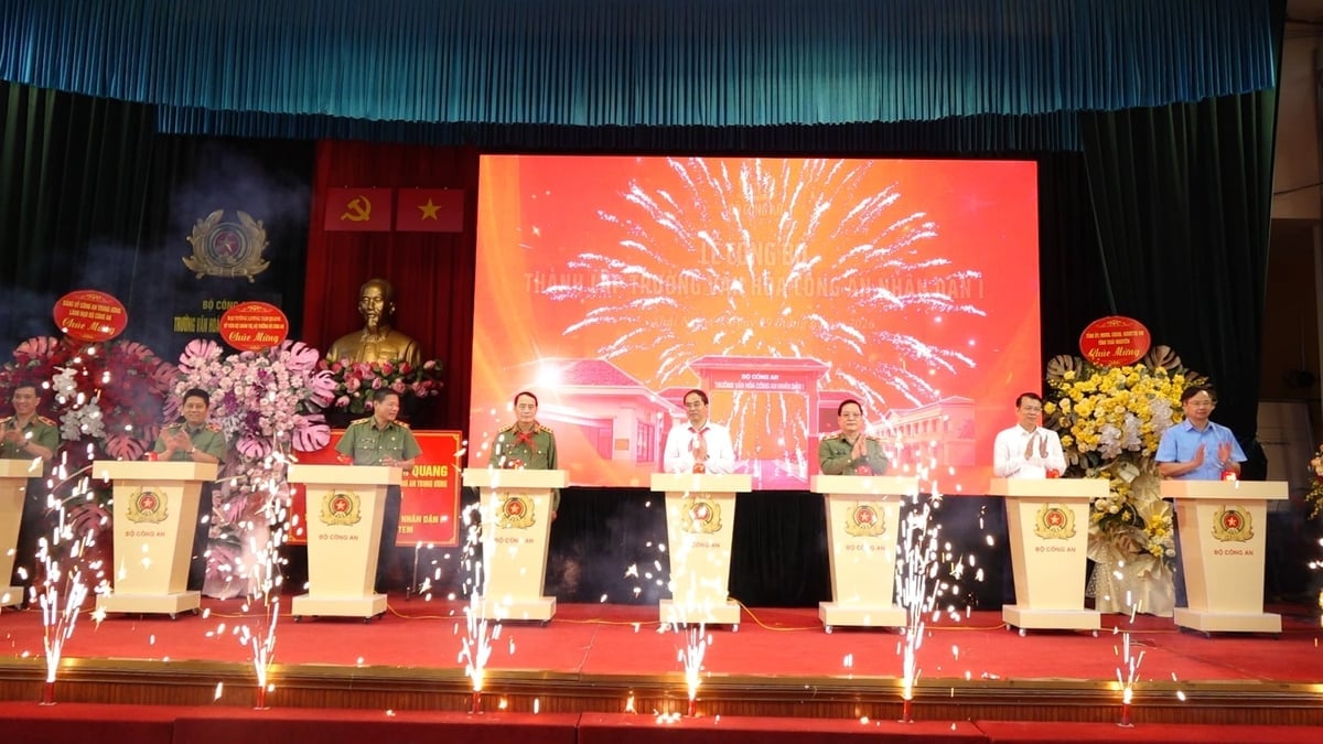 Các đại biểu thực hiện nghi thức khai bút mở trường. Ảnh: Quang Linh.