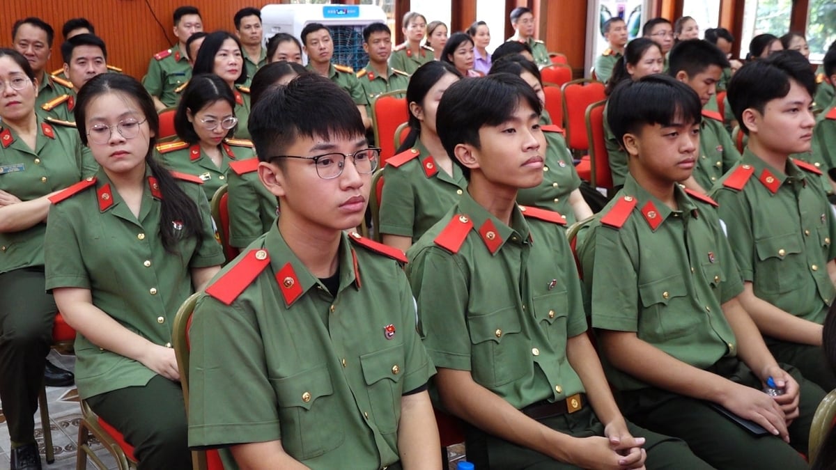 Ban Giám hiệu và đội ngũ cán bộ, giáo viên tiếp tục phát huy truyền thống gần 50 năm của Nhà trường, xây dựng môi trường giáo dục kỷ cương, nhân văn, lấy học sinh làm trung tâm. Ảnh: Quang Linh.