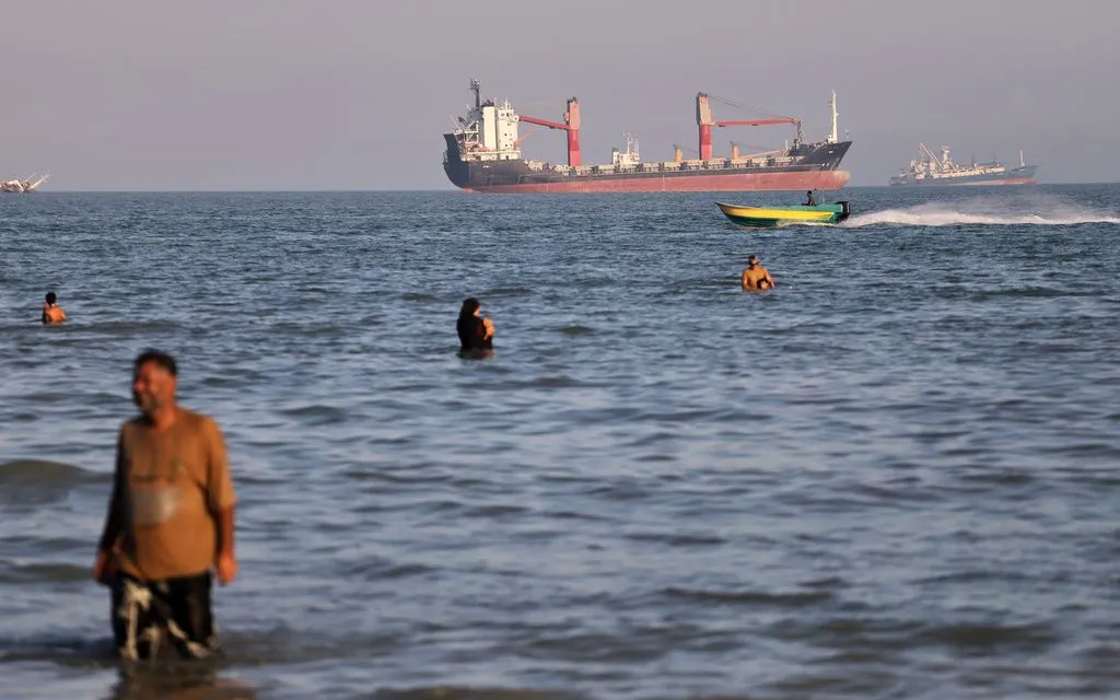 Tàu thuyền neo đậu tại eo biển Hormuz, ngoài khơi gần Bandar Abbas, Iran, ngày 17/6/2026 (Ảnh: AP)