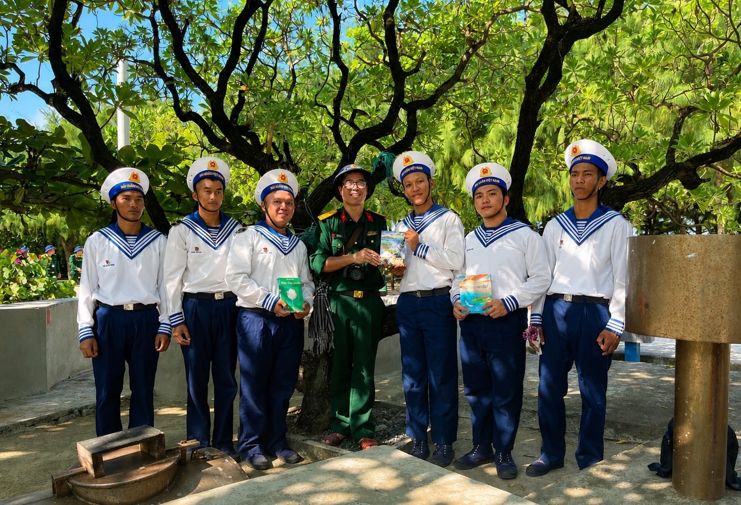 Tác giả (đứng giữa) tặng sách cho chiến sĩ Trường Sa. Ảnh: TGCC.