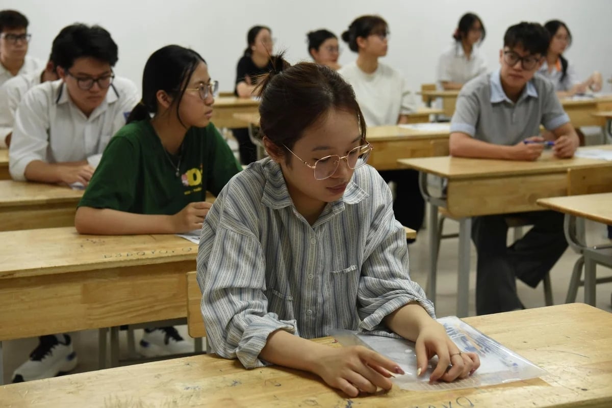 Thí sinh nghe phổ biến Quy chế thi tốt nghiệp THPT năm 2026 tại điểm thi Trường THCS Tân Mai (phường Tương Mai, TP. Hà Nội). Ảnh: Lan Chi.