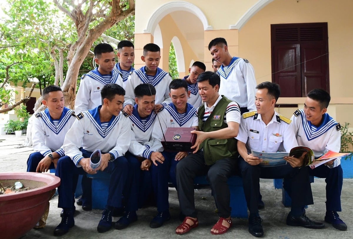 Những chàng lính hải quân trên đảo Trường Sa. Ảnh: Võ Mẫn.