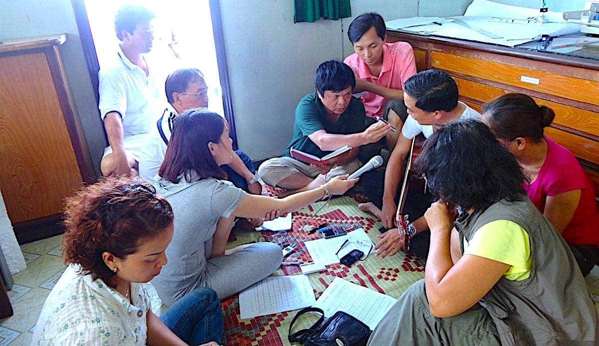 Nhà báo Uông Ngọc Dậu (áo xanh), đang nối cầu chương trình phát thanh trực tiếp. Ảnh: Hồng Thủy.