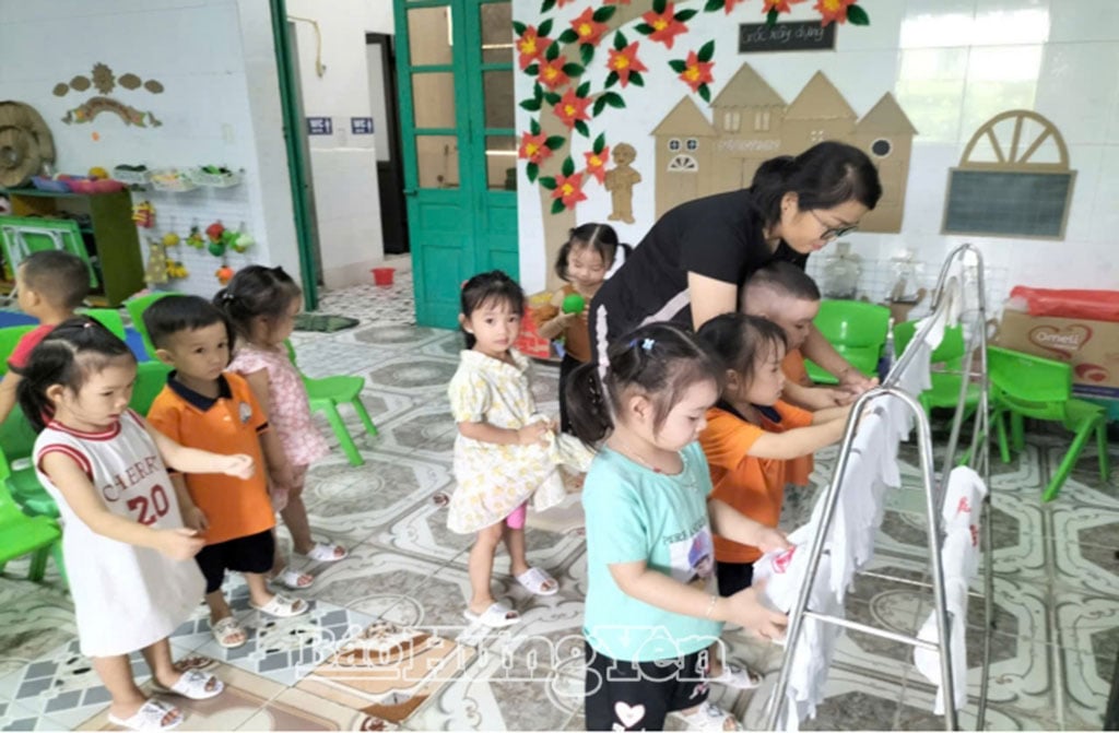 Trẻ theo học tại các trường mầm non được giáo dục kỹ năng tự phục vụ. 