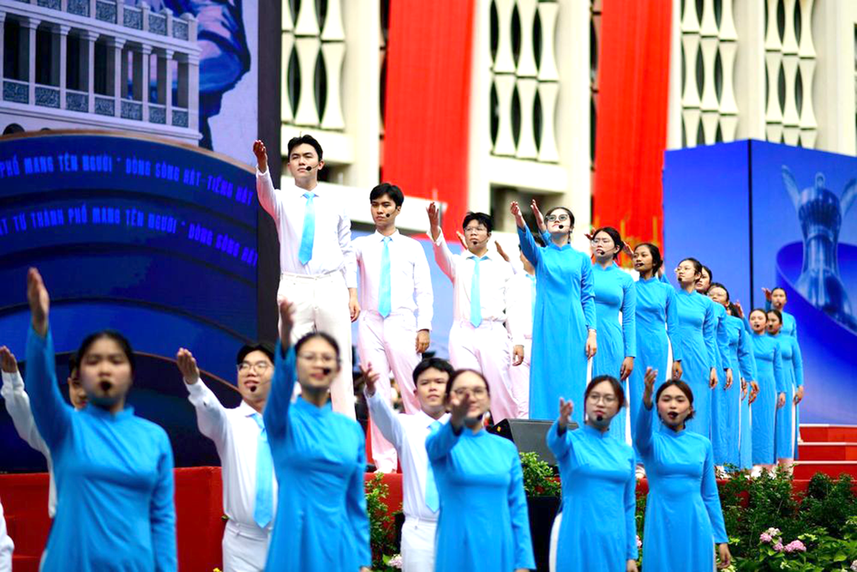 TPHCM tổng duyệt cho Lễ kỷ niệm 50 năm ngày thành phố mang tên Bác. Ảnh: Duy Hiệu